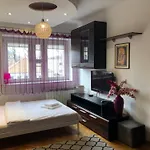 Plac Bankowy Apartment, Metro